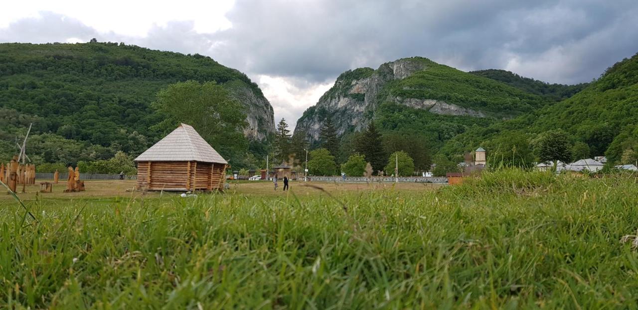 Pensiunea Miraj Polovragi Exterior foto