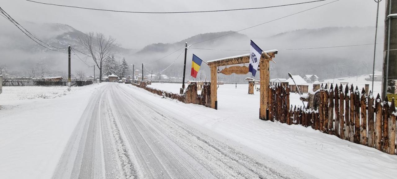 Pensiunea Miraj Polovragi Exterior foto