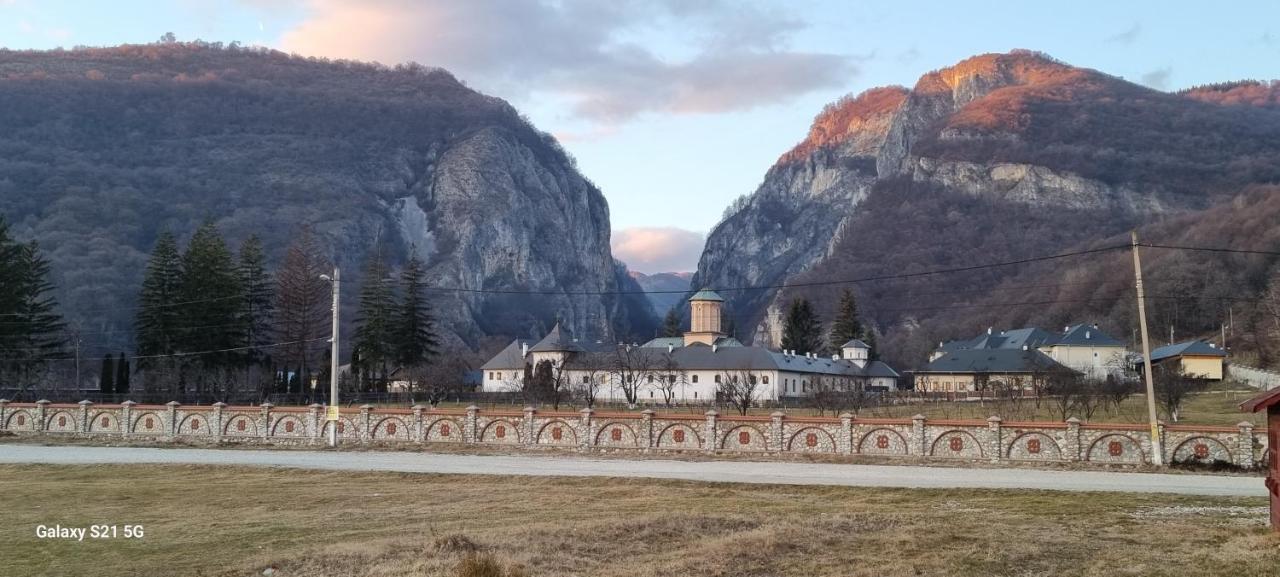 Pensiunea Miraj Polovragi Exterior foto